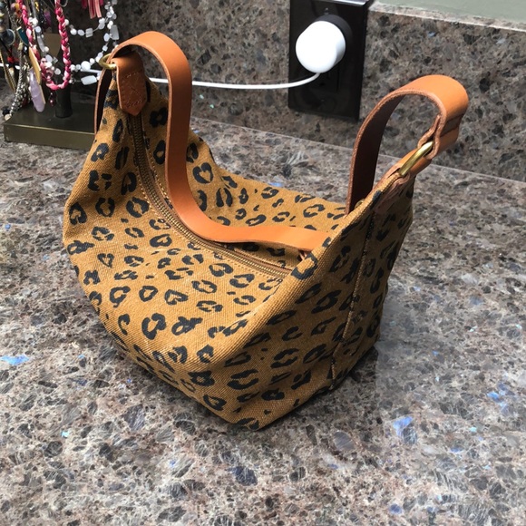 Madewell Canvas Sling Bag in Leopard Love - Picture 3 of 4